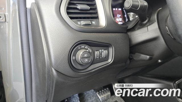 Jeep Renegade 1.3 Longitude 2022 — фото 16