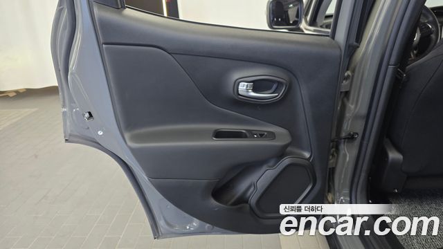 Jeep Renegade 1.3 Longitude 2022 — фото 25
