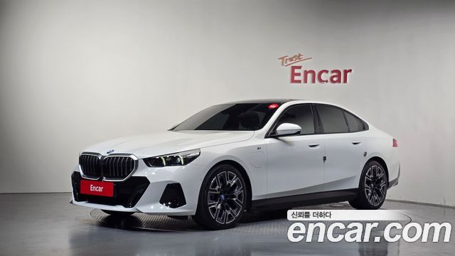 BMW 5 Series (G60) 530e xDrive M Sport 2025 — фото 1
