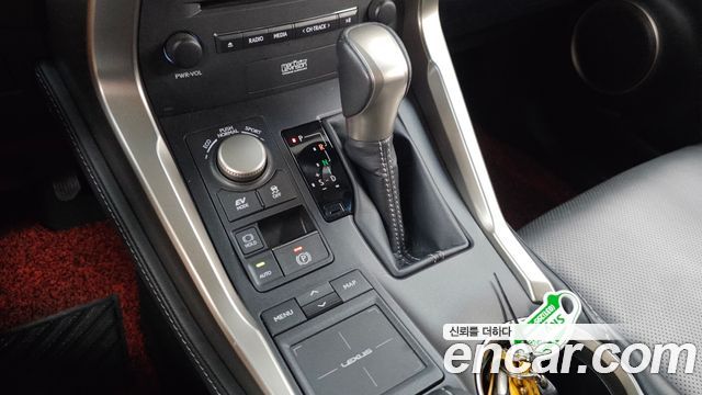 Lexus NX300h Executive 2017 — фото 9