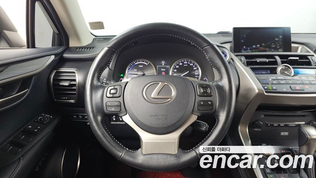 Lexus NX300h Executive 2017 — фото 13