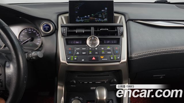 Lexus NX300h Executive 2017 — фото 14