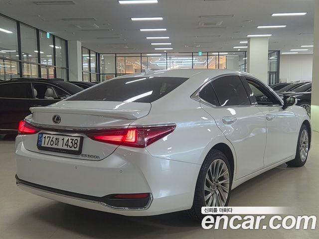 Lexus ES300h (VII) Executive 2023 — фото 4
