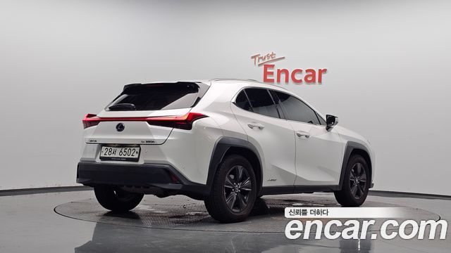 Lexus UX250h 2.0 2WD 2019 — фото 2