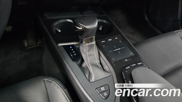 Lexus UX250h 2.0 2WD 2019 — фото 9