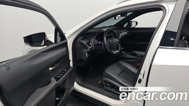 Lexus UX250h 2.0 2WD 2019 — фото 10