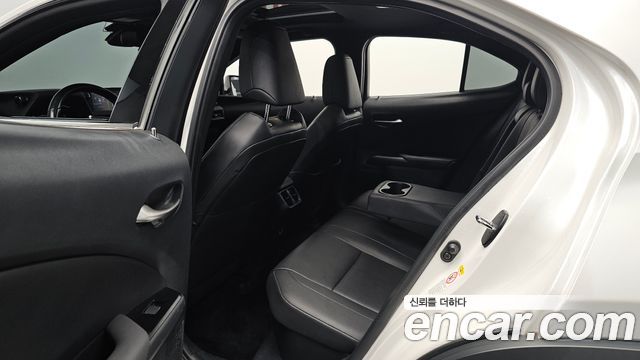 Lexus UX250h 2.0 2WD 2019 — фото 12