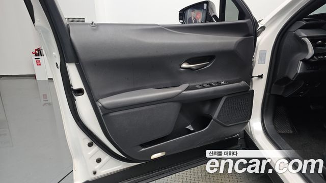 Lexus UX250h 2.0 2WD 2019 — фото 24