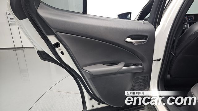 Lexus UX250h 2.0 2WD 2019 — фото 25