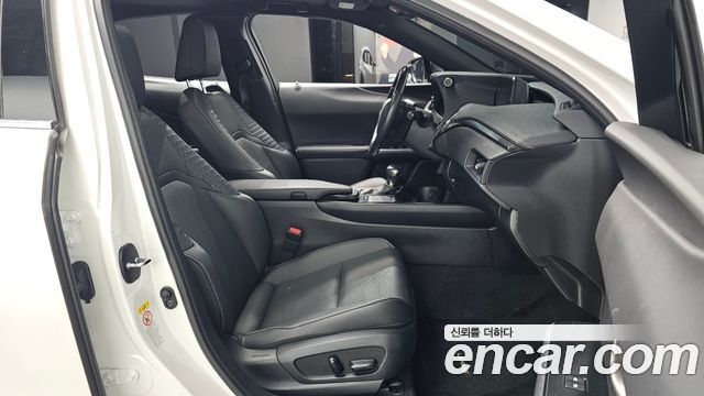 Lexus UX250h 2.0 2WD 2019 — фото 26