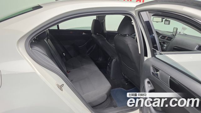 Volkswagen Jetta 1.6 TDI Blue Motion 6th 2011 — фото 12