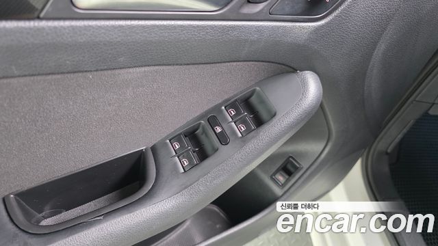 Volkswagen Jetta 1.6 TDI Blue Motion 6th 2011 — фото 19