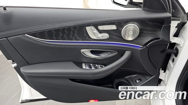 Mercedes-Benz E-Class (W213) E220d 4MATIC AMG Line 2023 — фото 24