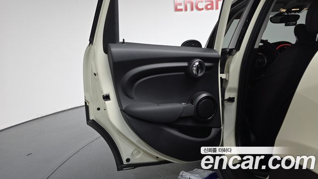 MINI Cooper 5Door Standard 3rd 2021 — фото 25