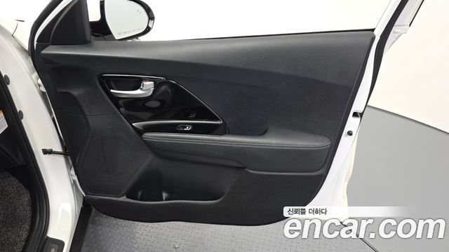 Kia Niro 1.6 HEV Noblesse Special 2020 — фото 24