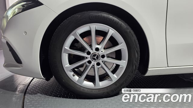 Mercedes-Benz A-Class (W177) A220 Hatchback 2020 — фото 5