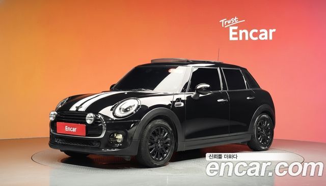 MINI Cooper 5Door Black Suit Edition 3rd 2016 — фото 1