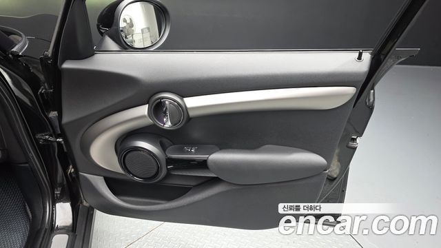 MINI Cooper 5Door Black Suit Edition 3rd 2016 — фото 30