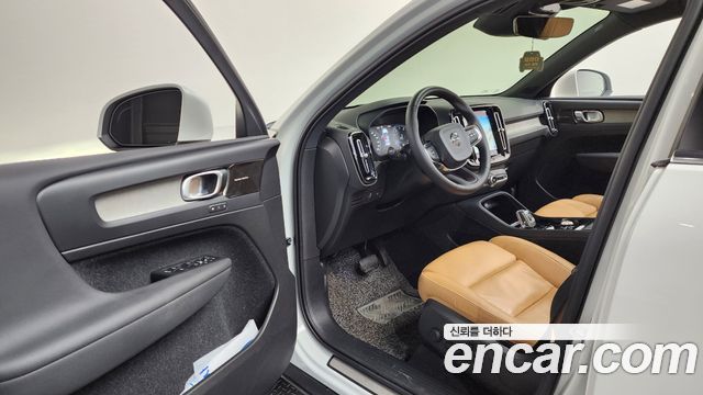 Volvo XC40 B4 Inscription 2021 — фото 10