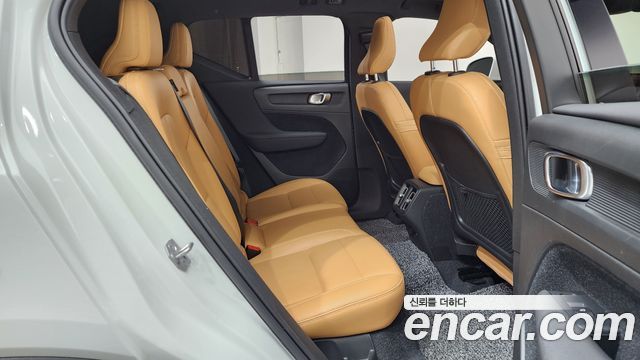 Volvo XC40 B4 Inscription 2021 — фото 11