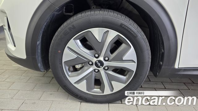 Kia Niro Plus Air 2023 — фото 5