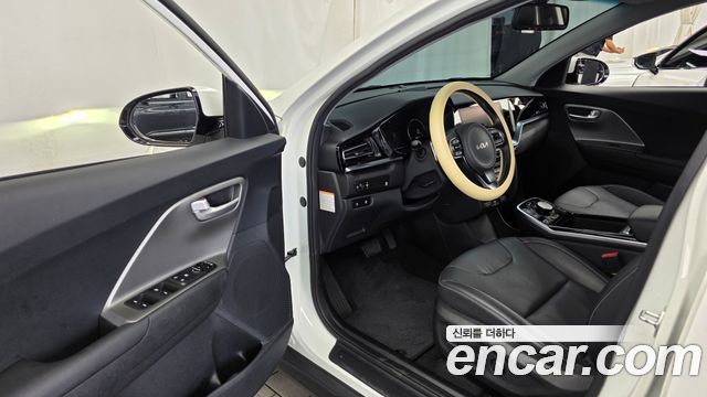 Kia Niro Plus Air 2023 — фото 10