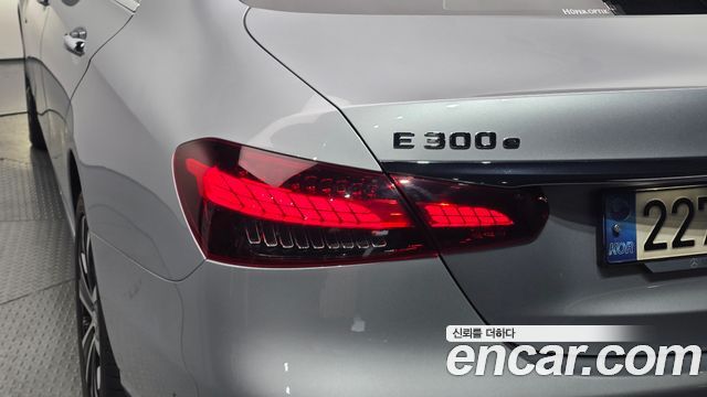 Mercedes-Benz E-Class (W213) E300e 4MATIC Exclusive 2021 — фото 23