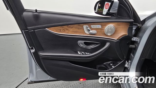 Mercedes-Benz E-Class (W213) E300e 4MATIC Exclusive 2021 — фото 24