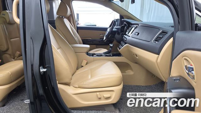 Kia Carnival 9-Seater Prstige 2019 — фото 11