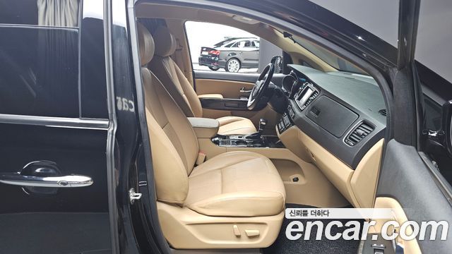 Kia Carnival 9-Seater Hi-Limousine Noblesse Special 2020 — фото 12