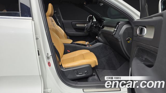 Volvo XC40 B4 Inscription 2021 — фото 11