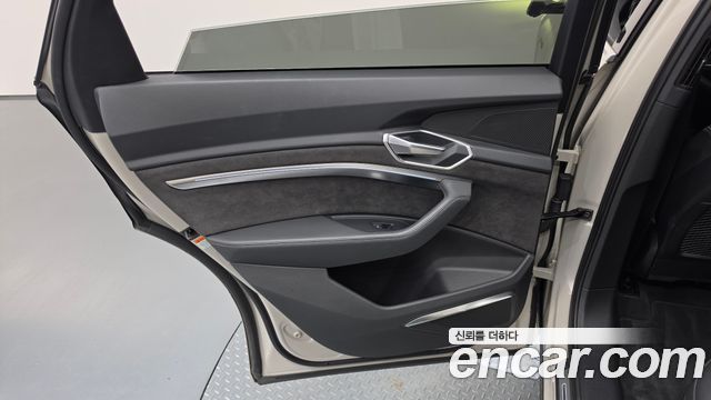 Audi e-tron 55 Quattro 2020 — фото 25