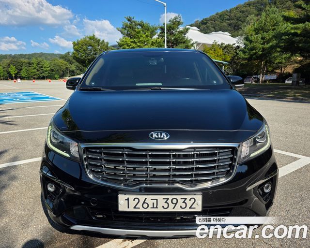 Kia Carnival 9-Seater Luxury 2019 — фото 1