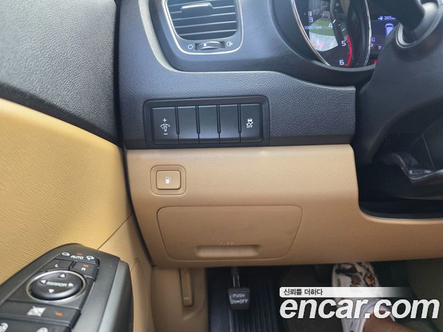 Kia Carnival 9-Seater Luxury 2019 — фото 16