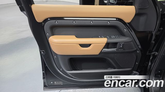 Land Rover Defender (L663) 110 P300 X-Dynamic SE 2025 — фото 24