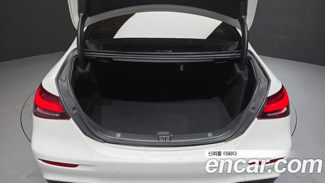 Mercedes-Benz E-Class (W213) E220d 4MATIC AMG Line 2022 — фото 17