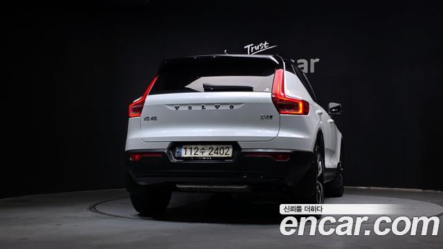 Volvo XC40 B4 R-Design 2021 — фото 4