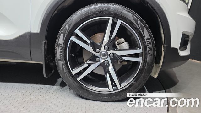 Volvo XC40 B4 R-Design 2021 — фото 21
