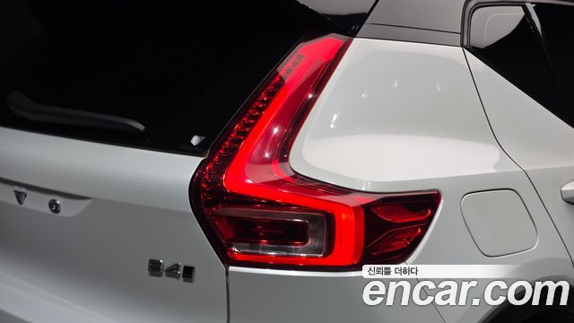 Volvo XC40 B4 R-Design 2021 — фото 23