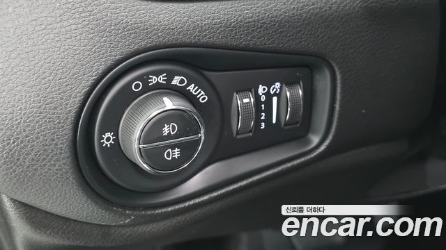 Jeep Renegade 2.4 Limited 2019 — фото 17