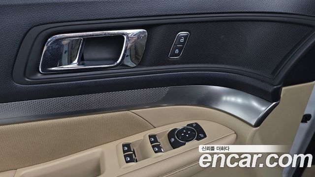 Ford Explorer 3.5 Limited 2WD 2016 — фото 18