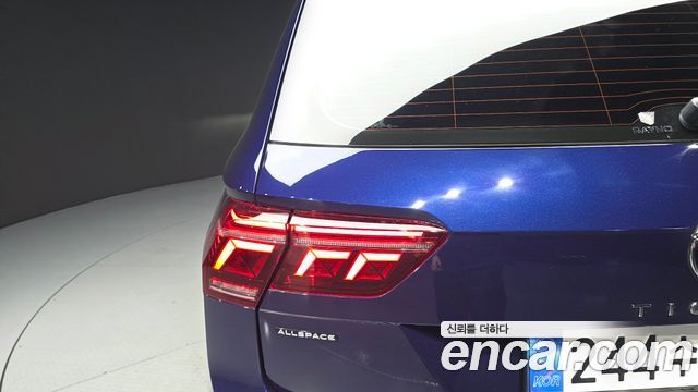 Volkswagen Tiguan Allspace 2.0 TSI Prestige 2023 — фото 23