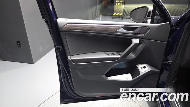 Volkswagen Tiguan Allspace 2.0 TSI Prestige 2023 — фото 24