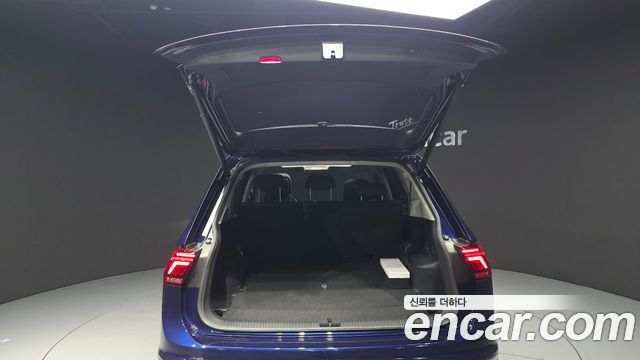 Volkswagen Tiguan Allspace 2.0 TSI Prestige 2023 — фото 33