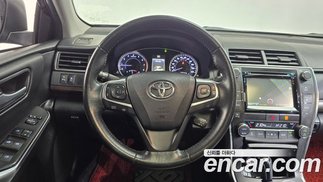 Toyota Camry 2.5 XLE 2015 — фото 18