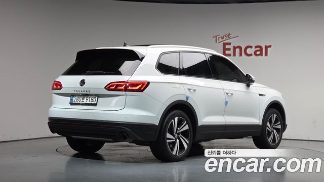 Volkswagen Touareg (III) 3.0 TDI Premium 2023 — фото 2