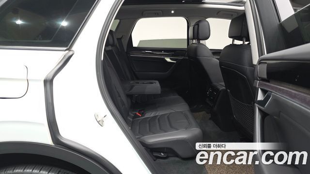 Volkswagen Touareg (III) 3.0 TDI Premium 2023 — фото 11