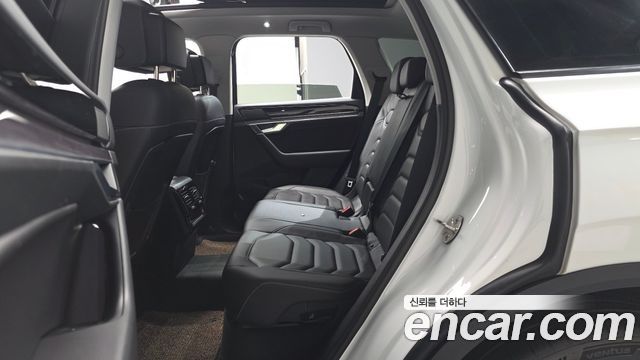 Volkswagen Touareg (III) 3.0 TDI Premium 2023 — фото 12
