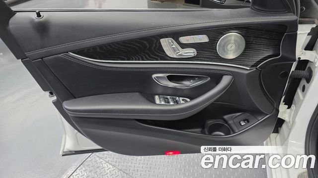 Mercedes-Benz E-Class (W213) E220d 4MATIC AMG Line 2022 — фото 24
