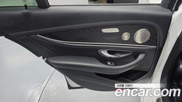 Mercedes-Benz E-Class (W213) E220d 4MATIC AMG Line 2022 — фото 25